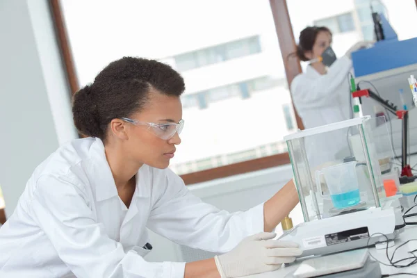 Hermosa Trabajadora Laboratorio Sosteniendo Tubo Ensayo —  Fotos de Stock