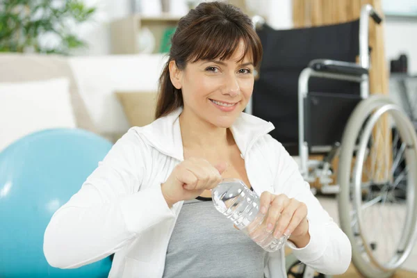 Mujer Haciendo Ejercicio Con Bola Estabilidad — Foto de Stock