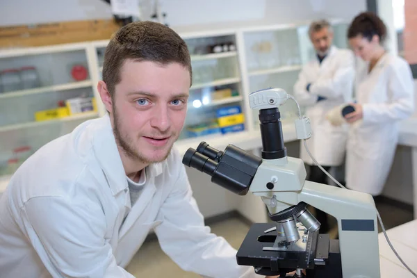 Positieve Verheugd Wetenschapper Zoek Naar Microscoop — Stockfoto