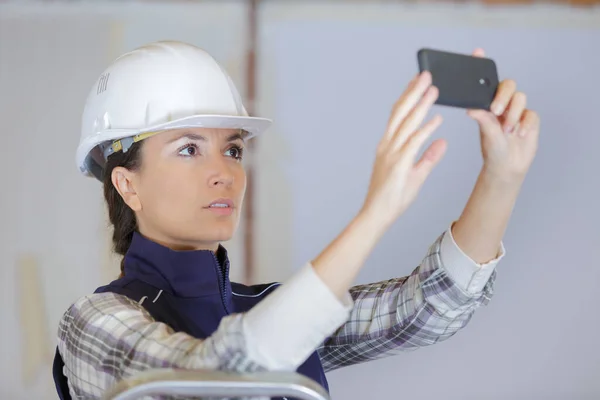 Construtor Falando Uma Foto Canteiro Obras — Fotografia de Stock