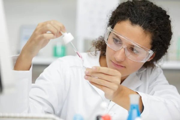 Primo Piano Del Tecnico Che Lavora Con Pallone Erlenmeyer Laboratorio — Foto Stock