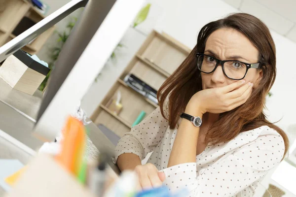 Besorgte Geschäftsfrau Amt — Stockfoto