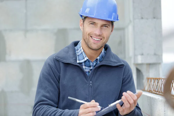 Construtor Masculino Escrevendo Área Transferência — Fotografia de Stock