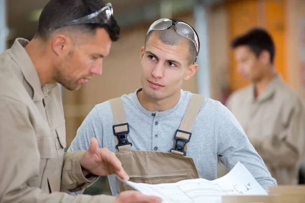 Joven Aprendiz Carpintería Haciendo Una Pregunta —  Fotos de Stock