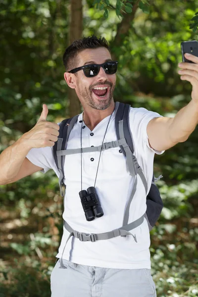 Mannelijke Wandelaar Poseren Voor Selfie Foto Het Platteland — Stockfoto