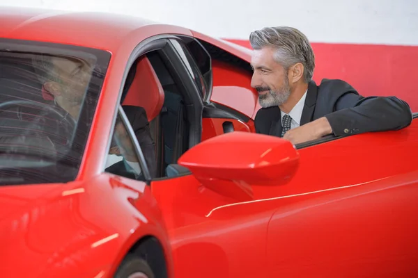 Homens Estão Olhando Para Carro — Fotografia de Stock