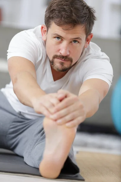 Man Stretching Ben Gym — Stockfoto