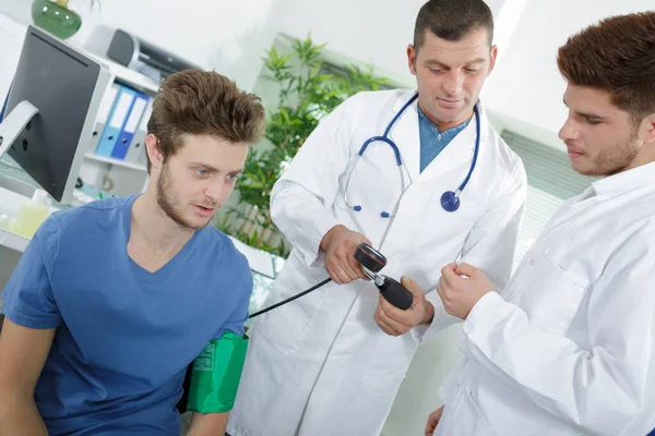 Blutdruck Eines Jungen Patienten Messen — Stockfoto