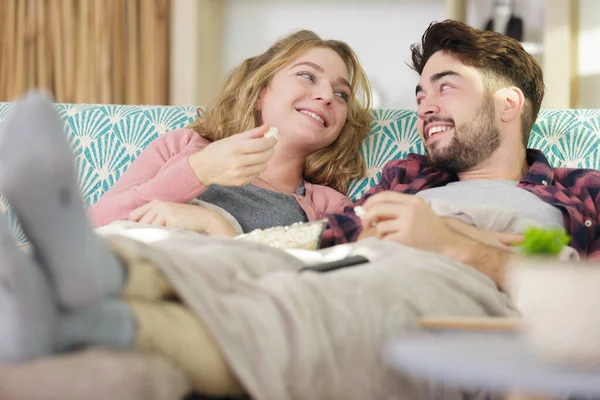 Pareja Joven Viendo Televisión Comiendo Maíz Pop —  Fotos de Stock