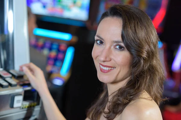 Vrouw Winnen Bij Slot Machine — Stockfoto