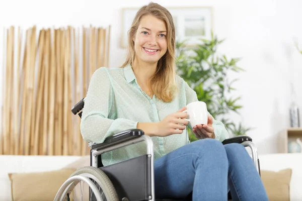 Młoda Kobieta Wózku Inwalidzkim Relaksująca Się Domu Pijąca Kawę — Zdjęcie stockowe