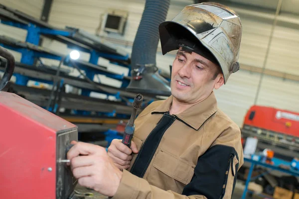 Man Svetsning Ståltank Fabrik — Stockfoto