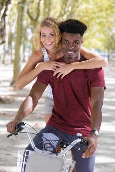 Portret Van Een Gemengd Koppel Een Fiets Buiten — Stockfoto