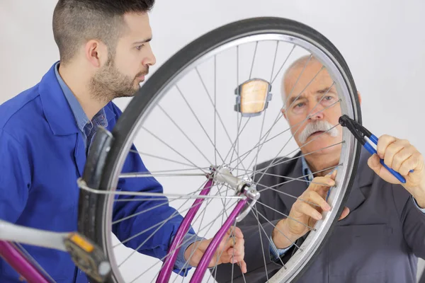 自転車のリムを修復する方法を — ストック写真