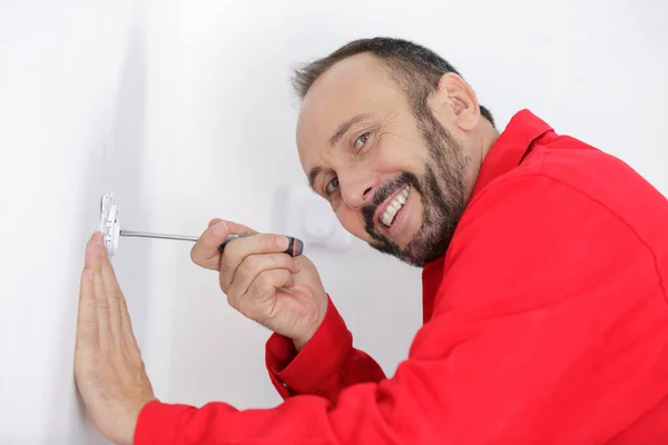 Een Gelukkige Elektricien Aan Het Werk — Stockfoto