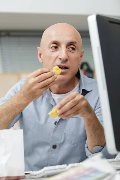 Muž Jíst Chipsy Před Počítačem — Stock fotografie