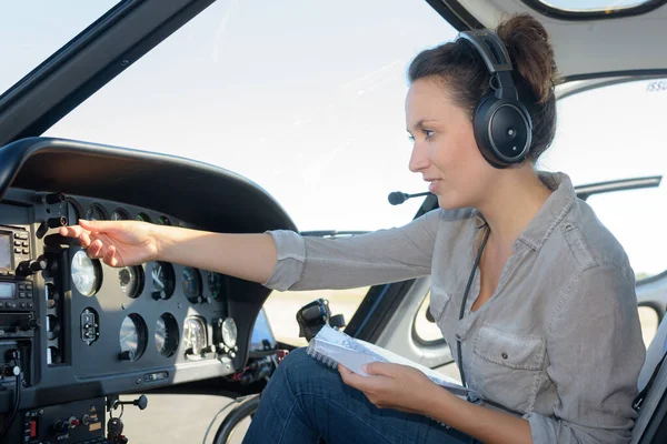 Porträtt Kvinnlig Helikopterpilot — Stockfoto