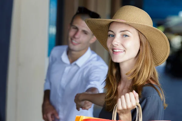 Aantrekkelijke Jonge Vrouw Trekken Zijn Vriend — Stockfoto