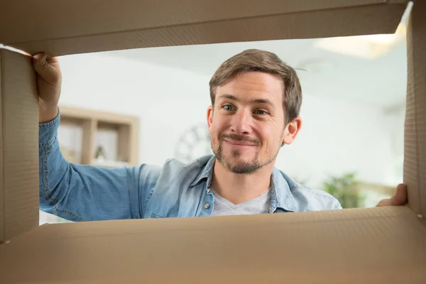 Lächelnder Junger Mann Blickt Pappschachtel — Stockfoto