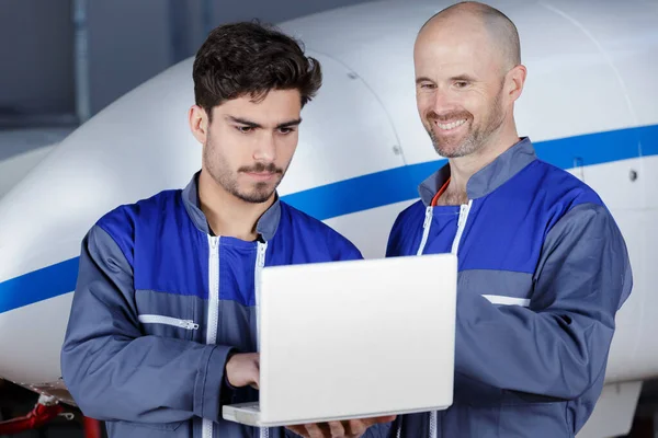 Dois Mecânicos Modernos Trabalhando Hangar Com Laptop — Fotografia de Stock