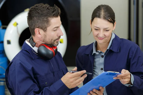 Engenheira Aero Feminina Trabalhando Helicóptero Hangar — Fotografia de Stock