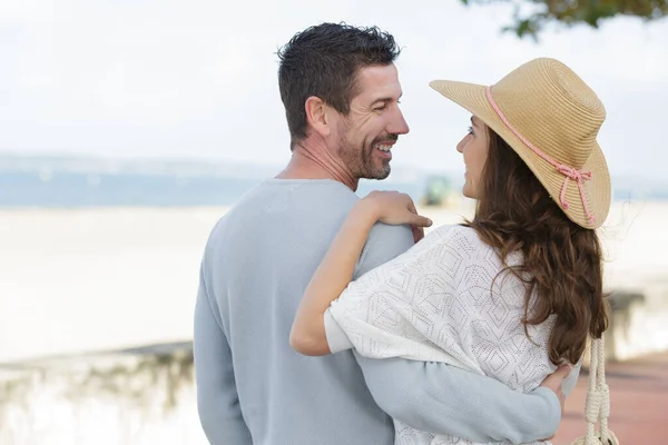 Una Pareja Feliz Está Caminando Playa —  Fotos de Stock