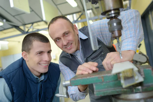 Glimlachende Arbeiders Kijken Naar Bankboor — Stockfoto