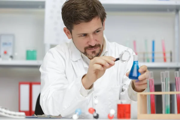 Homem Químico Que Trabalha Laboratório — Fotografia de Stock