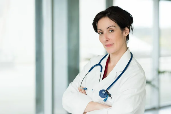 女性の白人医療従事者の肖像 — ストック写真