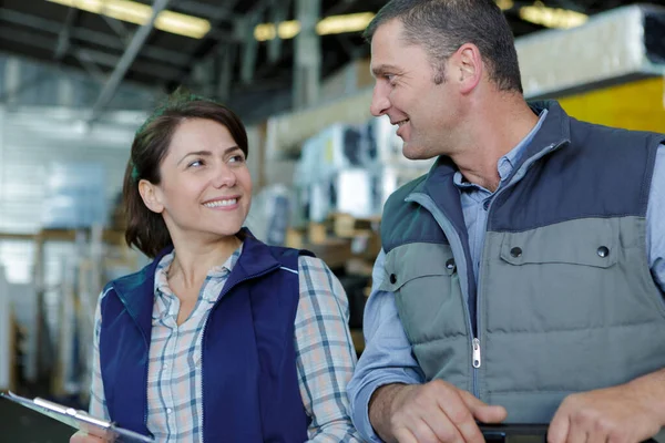 Vrouw Man Magazijnmedewerker — Stockfoto