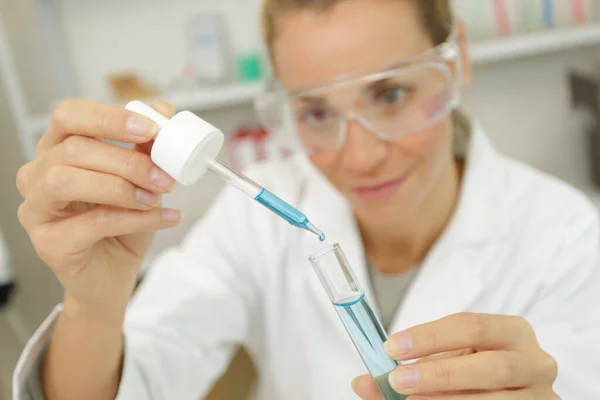 Science Student Using Pipette Lab University — Stock Photo, Image