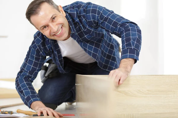 Glücklicher Männlicher Tischler Mit Holzplanke — Stockfoto