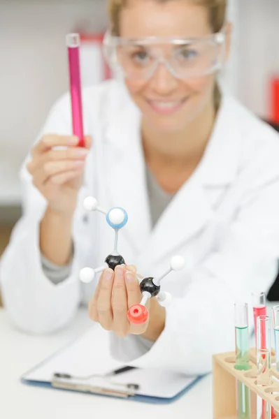 Feliz Mujer Científica Laboratorio —  Fotos de Stock