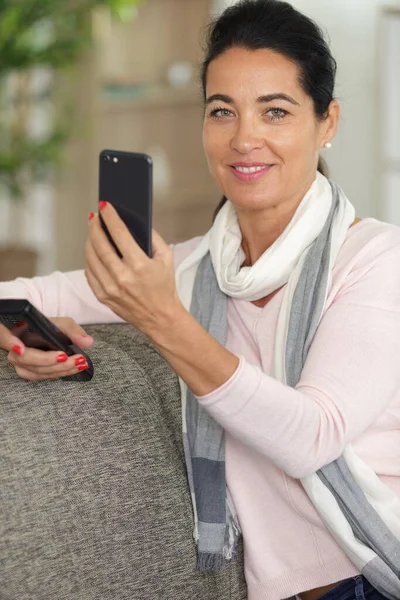 Vacker Kvinna Selfie Soffan Vardagsrummet — Stockfoto