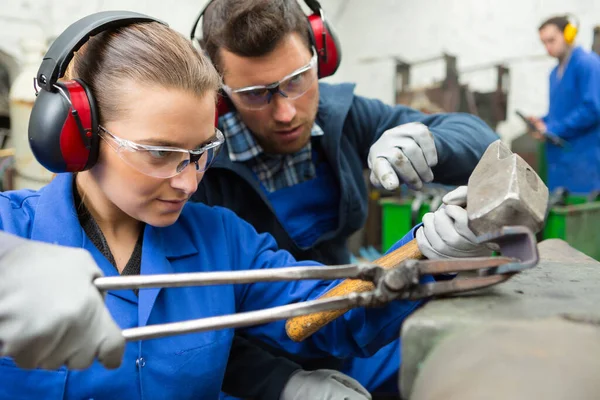 Młody Mechanik Praktykant Pracujący Metalem — Zdjęcie stockowe