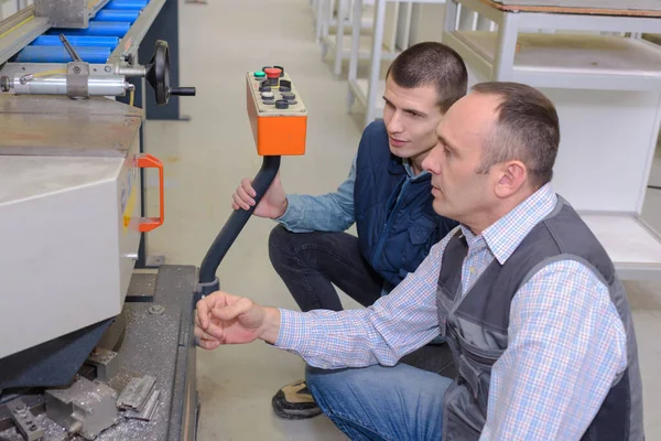 Mannen Zoek Fabriek Productielijn Controles — Stockfoto