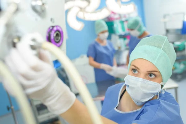 Chirurg Steuert Maschine Während Des Betriebs — Stockfoto