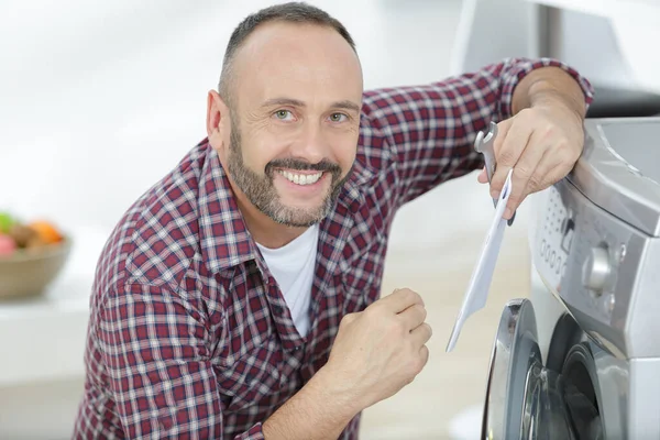 Retrato Homem Por Máquina Lavar Roupa Segurando Chave Instruções — Fotografia de Stock