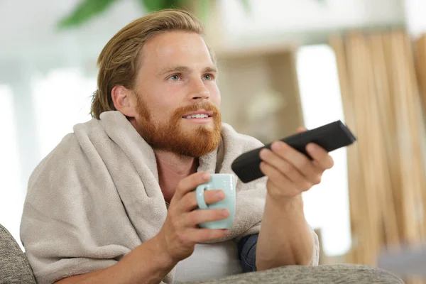 Porträt Eines Fröhlichen Mannes Der Die Kanäle Wechselt — Stockfoto