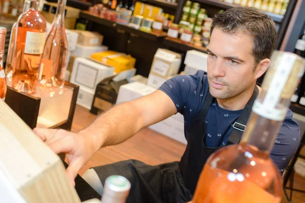 Shop Assistant Liquor Store — Stock Photo, Image