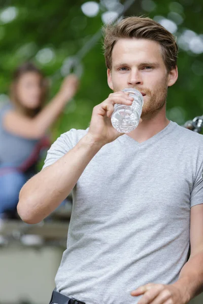 Sportig Ung Man Med Flaska Vatten Utomhus — Stockfoto