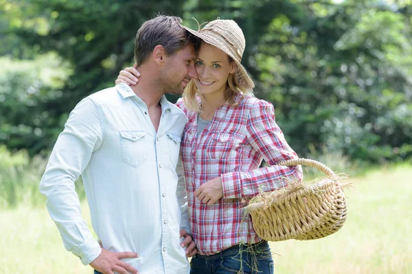 Paar Verliebt Picknickkorb Wald — Stockfoto