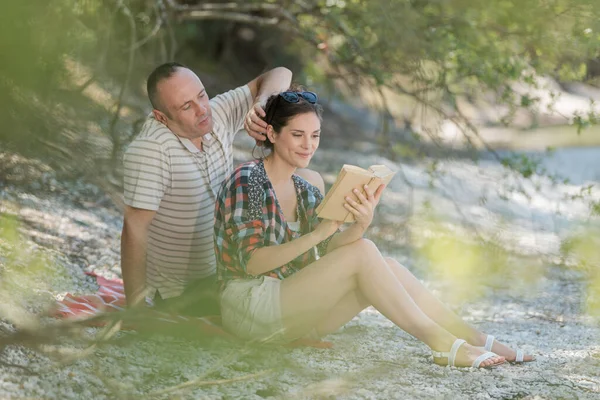 Pareja Leyendo Libro Periódico Junto Lago — Foto de Stock