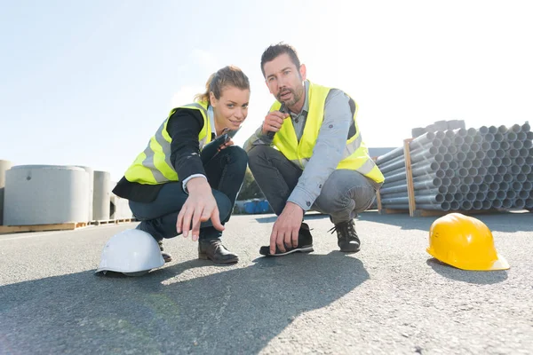 Ingenieurinnen Und Ingenieure Arbeiten Zusammen — Stockfoto