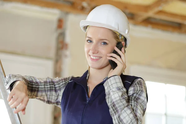 Jovem Engenheiro Mulher Com Chapéu Duro Segurança Falando Telefone — Fotografia de Stock