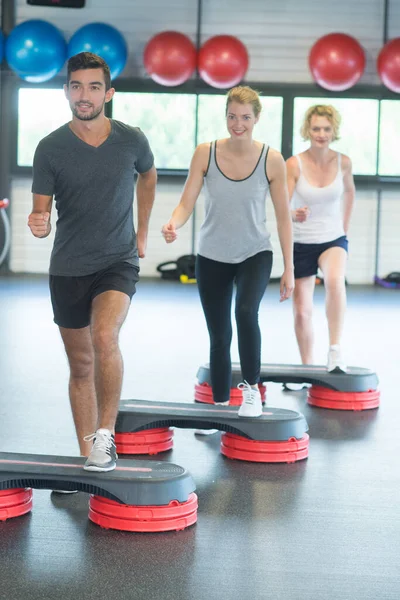 Groupe Travail Avec Haltères Steppers Dans Salle Gym — Photo