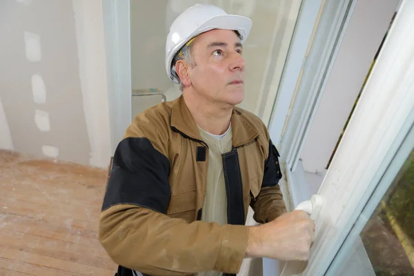 Trabajador Construcción Instalando Ventana Casa —  Fotos de Stock