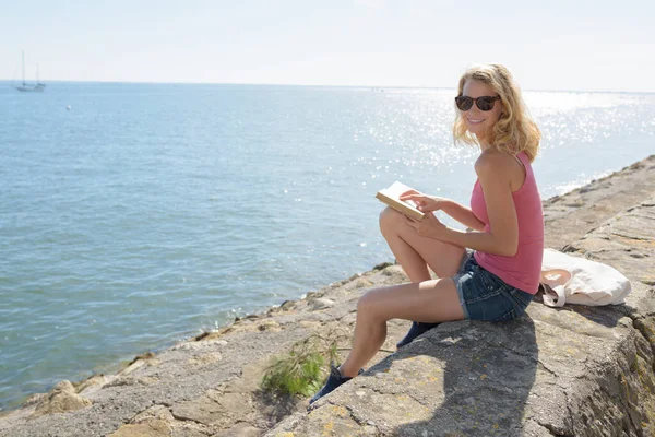 Jonge Vrouw Lezen Boek Zee Strand — Stockfoto