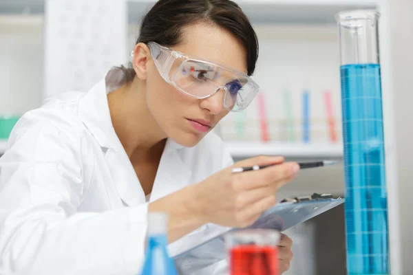 Pesquisadora Cientista Realizando Uma Experiência Laboratório — Fotografia de Stock