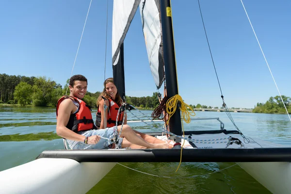 Een Koppel Een Zeilboot — Stockfoto